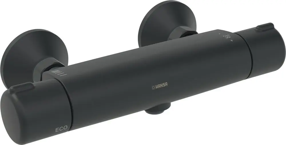 Schwarze Brausebatterie von HANSA mit zwei runden Wandmontageplatten, Regler zur Temperatureinstellung und ECO-Funktion.